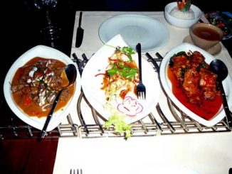 Tranches de porc, feuilles de chaplu frites / Cigales de mer sauce tamarin / Boeuf au curry panneng