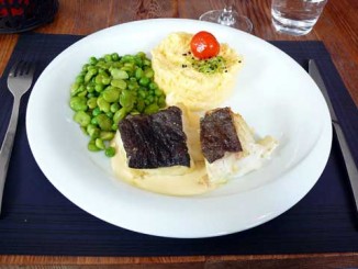 Filet de cabillaud à la crème, polenta, petits pois et fèves