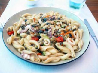 Pâtes d'Esize de blé dur genevois aux calamarettis poêlés, tomates cerises, aubergines et piment