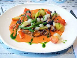 Émincé d’agneau, crème de poivrons rouges et jardinière de légumes