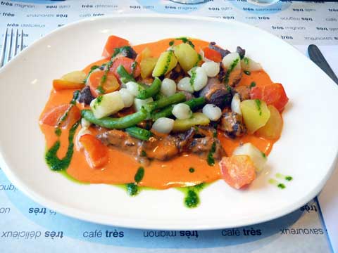 Émincé d’agneau, crème de poivrons rouges et jardinière de légumes