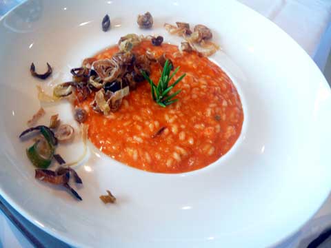Risotto aux poivrons rouges et jaunes, origan, oignons frits