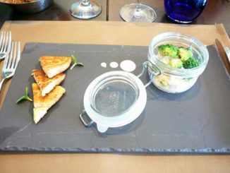 Rillette de féra aux graines de moutarde, blinis à la farine de sarrasin, sommités de brocoli