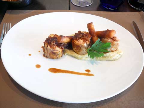 Suprême de poulet fermier rôti aux artichauts, crumble noisette, jus de viande tomates séchées et thym citronné, mousseline de pommes de terre