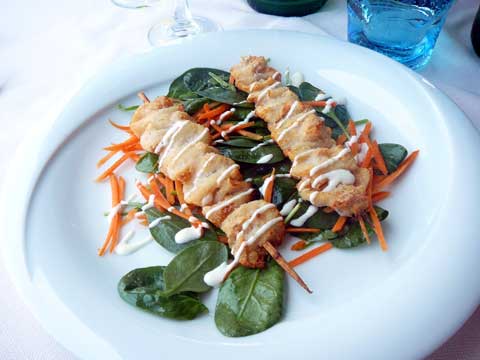 Brochettes de calamars au yoghourt, épinards et carottes