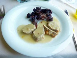 Médaillons de porc au citron, gratin de choux fleurs violets