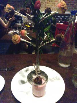 Cheesecake Lollipop Tree : sucettes au chocolat, mousse à la fraise