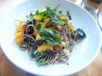 Mary's Fish Camp : Noix de St-Jacques sur un lit de nouilles soba froides, aubergines, mangue