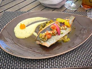 Truite de la mer marinée au vin blanc, sauce vierge, fondue de poireaux, polenta crémeuse