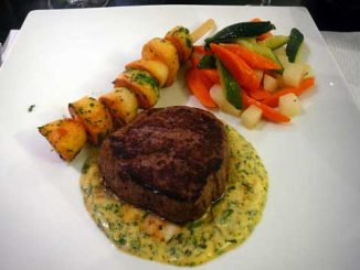 Le filet de bœuf poêlé et sa béarnaise maison, pommes sautées du Mont-sur- Lausanne et légumes