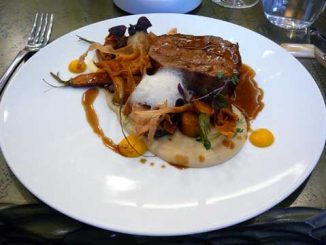 Echine de porc braisée, carottes et panais au four à la fève de tonka