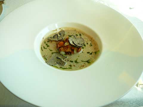 Velouté de champignons sauvages aux noix, butternut et petits légumes
