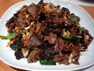 Boeuf sauté aux oeufs et champignons noirs