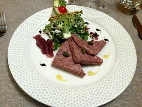 Terrine de chasse maison aux pistaches et oignons rouges croquants