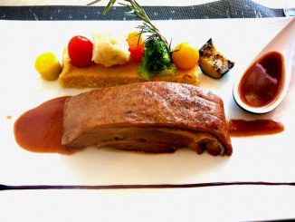 Poitrine de veau confite 36 heures au miel et romarin, et son jus, polenta aux olives et artichauts, légumes du moment