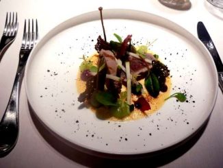 Filet de veau mariné au cidre, mousse de parmesan brûlée, crème de pomme et poudre d'olive