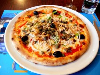 Pizza Claies aux Moines (tomates, mozzarella, olives, ail, poivron, thon, oignons, câpres, origan)