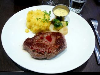 Steak de boeuf, sauce béarnaise, écrasé de pommes de terre, légumes du marché