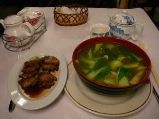 Soupe de nouille et porc laqué