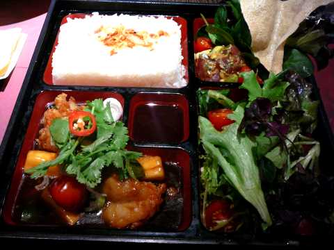 Bento : tartare de thon à l’avocat, Salade vinaigrette miso & gingembre, crevettes sauce aigre-doux aux légumes et aux ananas, riz au jasmin