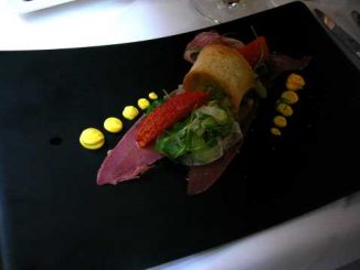 Carpaccio de langue boeuf avec salade de légumes marinés et mayonnaise au safran