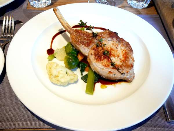 Côtelette de porc suisse rassise sur l’os, frites à la marjolaine, légumes de saison et beurre au vin rouge