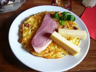 Roestis lardons, fromage et jambon de la borne