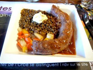 Saucisse à rôtir des Chappuis, Lentilles vertes, mousse moutarde, jardinière de légumes