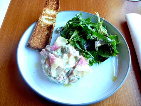 Tartare de saumon d'Isigny, sauce acidulée, mesclun