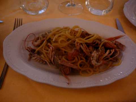 Spaghetti alla chitarra avec scampi, citron et poivre noir.