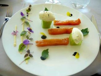 Filet de truite sauvage du lac Léman fumé par nos soins, concombre confit à l’huile d’olive, crème aigrelette à la livèche du potager