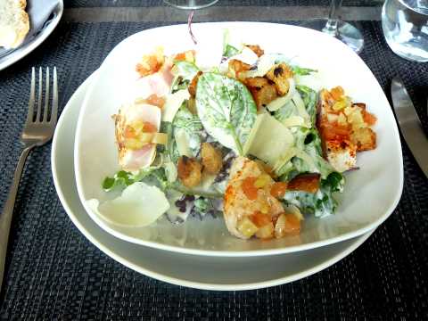 Saladine façon César, espadon snacké et vinaigrette à la tomate