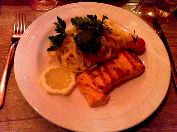 Filet de saumon grillé, tagliatelle au citron