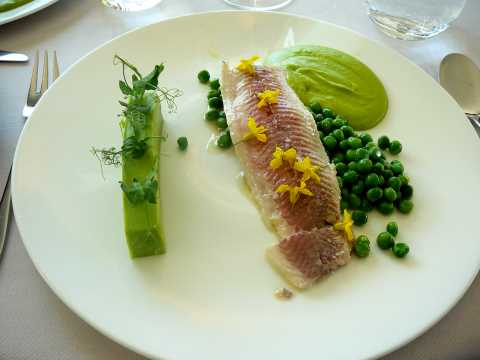 Filet de féra du lac Léman cuit à blanc au beurre de Savagnin, déclinaison de texture entre le petit pois et le génépi