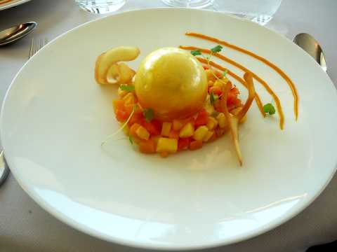 Fruits exotiques dans leur coque en sucre, espuma vanille coco