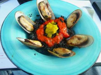 Risotto à l'encre de sèche, crème de poivron et moules gratinées