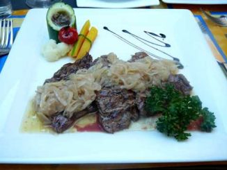 Bavette de boeuf à l'échalote, pommes frites et légumes