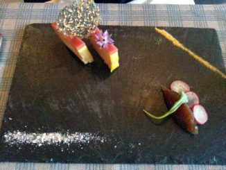 Carpaccio d’espadon, marinade aux fruits de la passion, et pain de campagne grillé