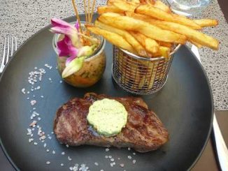 Entrecôte de boeuf à la coupe (200 grammes), frites fraîches