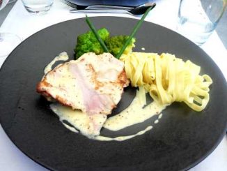 Escalope de porc, sauce à la moutarde à gros grain, tagliatelle aux beurre, chou romanesco