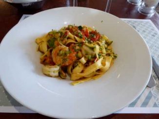 Tagliatelle aux gambas, julienne de courgettes