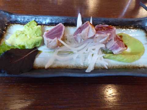 Tataki de thon, crème à l'avocat