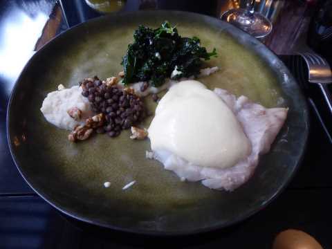 Lieu noir, sabayon au vin jaune, choux kale, céleri, lentilles, noix