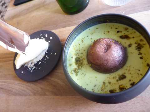 Ile flottante revisitée (cacao/pistache), glace amande