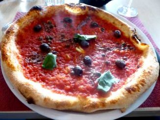 Pizza Marinara : sauce tomate, anchois, câpres, olives