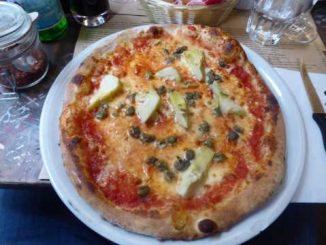 Pizza aux artichauts et aux câpres