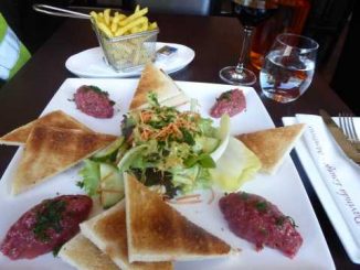 Tartare de bœuf, frites, salade