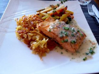 Pavé de saumon de Norvège, roestis, légumes rôtis, sauce aux herbes