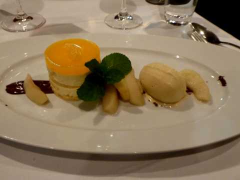 Tartelette aux mandarines, quartiers de pomme, glace au miel et à la cannelle