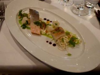 Perche et omble chevalier fumés, sauce au raifort, pommes et céleri